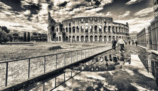 Vatten Reflektioner Colosseum Med Blå Himmel Rom — Stockfoto