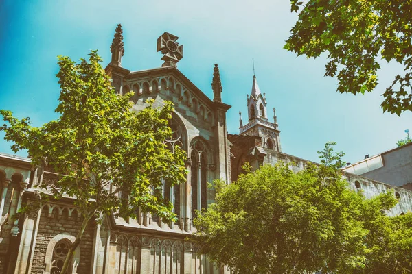 Kerk Van Barcelona Omgeven Door Bomen Spanje — Stockfoto