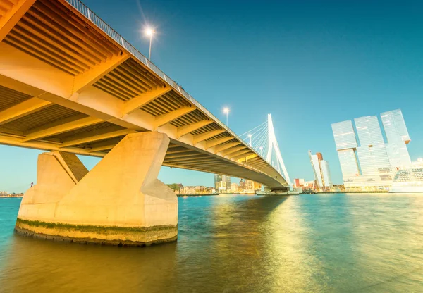 Rotterdam gece manzarası, Hollanda.