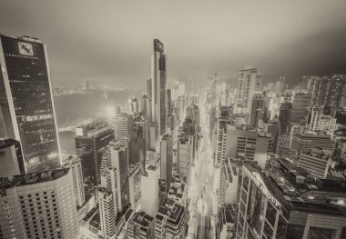 HONG KONG - Nisan 2014: Geceleyin Hong Kong Panoraması. 104 km 'lik bir kara kütlesi ve 7 milyon nüfusuyla, Hong Kong dünyanın en yoğun nüfuslu bölgelerinden biridir..