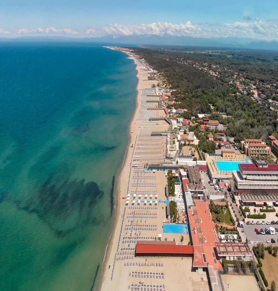 Luchtfoto Van Bad Huis Strand Stoelen Bij Zonsondergang — Stockfoto