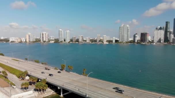 Luftaufnahme des Macarthue Causeway an einem schönen sonnigen Tag — Stockvideo