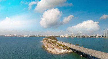 Miami ve Rickenbacker geçidi, Florida - ABD Hava manzarayı.