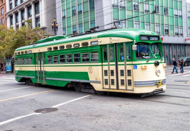 San Francisco, Ca - 6 Ağustos 2017: Vintage tramvay arabası teleferik San Francisco sokaklarında. Bu ünlü bir turistik 's.
