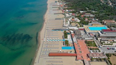 Hamamın plaj şemsiyeleri ve okyanus ile havadan görünümü.