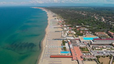 Hamamın plaj şemsiyeleri ve okyanus ile havadan görünümü.