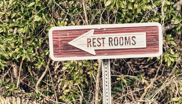 Restrooms Sign Green Background — Stock Photo, Image