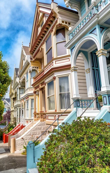 著名的旧金山画女士的看法 一排五颜六色的维多利亚式的房子坐落在风景秀丽的阿拉莫广场附近 — 图库照片
