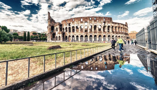 Reflejos Agua Del Coliseo Con Cielo Azul Roma —  Fotos de Stock