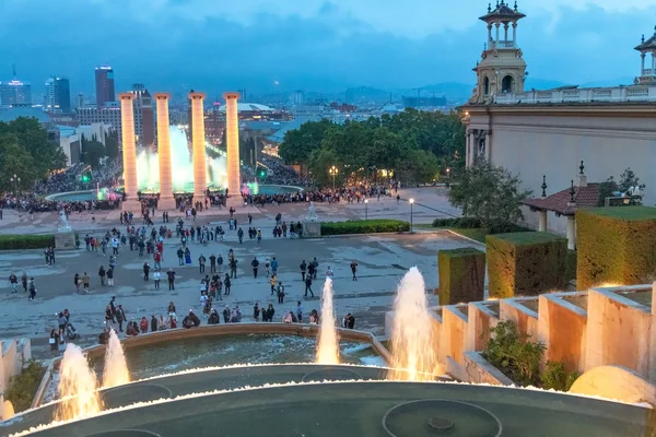 巴塞罗那 2018年5月12日 魔术喷泉灯显示与游客在晚上 这是城市的一个主要景点 — 图库照片