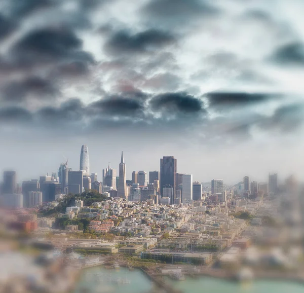 美しい日当たりの良い夏の日に サンフランシスコのスカイラインとピア の航空写真 — ストック写真
