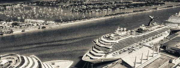 マイアミ港とクルーズ船 フロリダ州 アメリカ合衆国の航空スカイライン — ストック写真