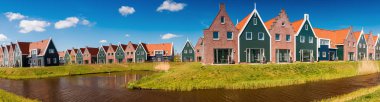 Panoramik manzaralı evler Volendam kanalı, Hollanda.