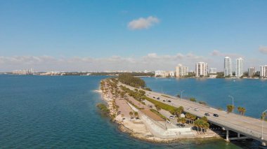 Miami, Florida'da Rickenbacker geçidi. Güzel bir günde havadan görünümü.