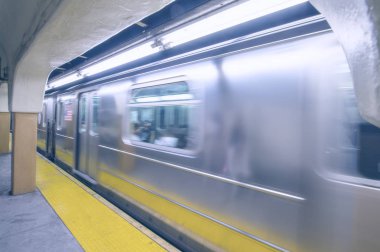 Hız New York City Metro istasyonunda tren.