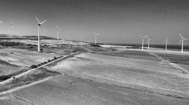 Panoramik yaz çayır ile endüstriyel yel değirmenleri.