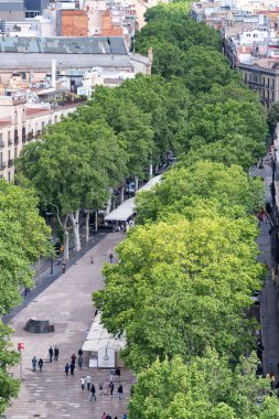 Barcelona - 13 Mayıs 2018: Turistler ve yerliler La Rambla boyunca. Barcelona her yıl 10 milyon turist çeken.