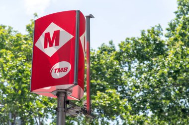 Barcelona - 11 Mayıs 2018: Metro İstasyonu'na giriş işareti. Metro şehrin taşımak için en iyi yoldur.