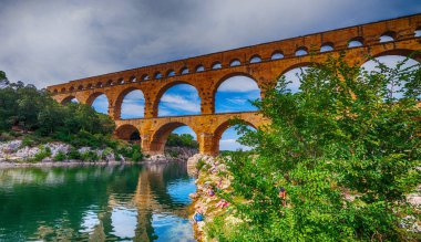 Güzel bir park Roma kemer.