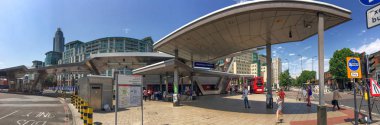 Londra - Haziran 2015: Vauxhall istasyonuna turist. Londra her yıl 20 milyon turist çeken.