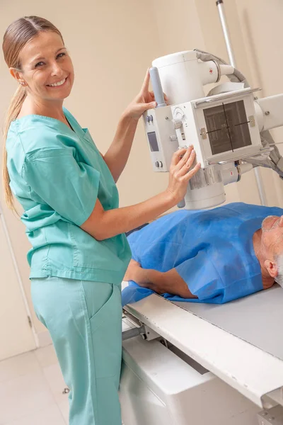 Médica Feliz Assistindo Paciente Submetido Radiografia — Fotografia de Stock