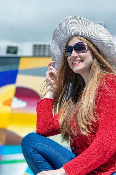 麦わら帽子屋外で幸せなブロンドの女の子 — ストック写真