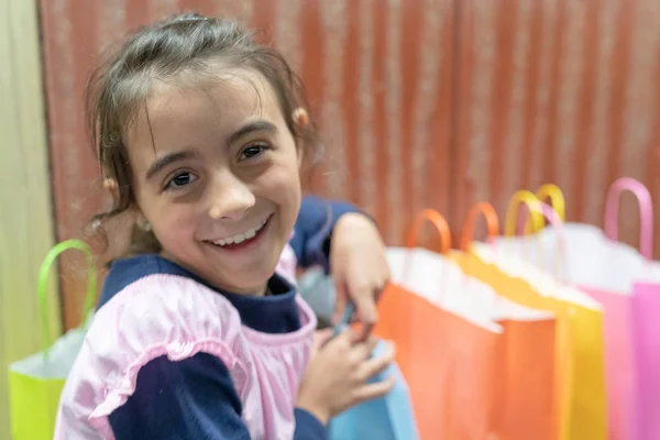 Menina Feliz Sorrindo Com Sacos Presente Coloridos — Fotografia de Stock