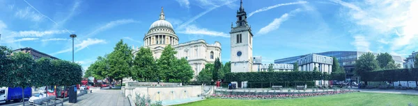 Londyn Czerwca 2015 Turystów Pobliżu Katedra Świętego Pawła Londyn Przyciąga — Zdjęcie stockowe