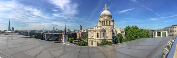 2015年6月 在圣保罗大教堂附近的游客 伦敦每年吸引2000万游客 — 图库照片