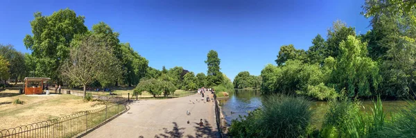 London Juni 2015 Människor Njuta Hyde Park Sommarsäsongen London Lockar — Stockfoto