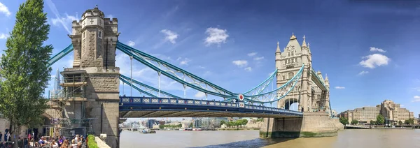 Londra Giugno 2015 Turisti Vicino Tower Bridge Londra Attrae Milioni — Foto Stock