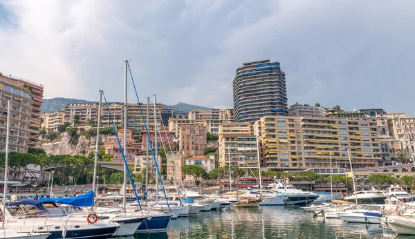美しい夏の日にモンテカルロ 2013 市内港 モナコは毎年以上 300000 国際インバウンド観光客を魅了します — ストック写真