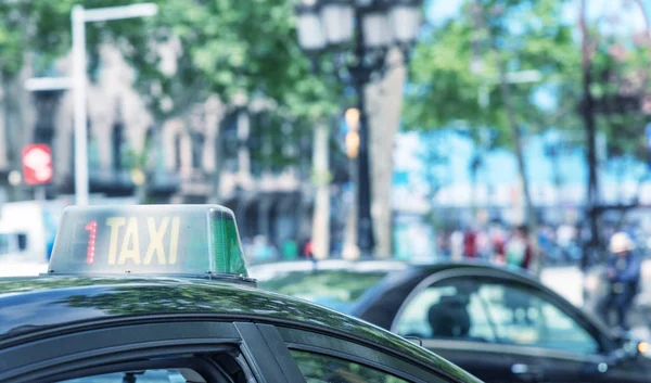 Taxi Wzdłuż Ulic Miasta — Zdjęcie stockowe
