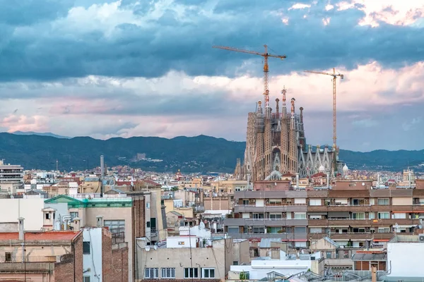 Yapım Aşamasında Batımında Skyline Barcelona Sagrada Familia Ile Havadan Görünümü — Stok fotoğraf