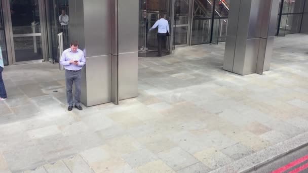 Záběry Lidí Kráčejících Před Obchodním Centrem — Stock video