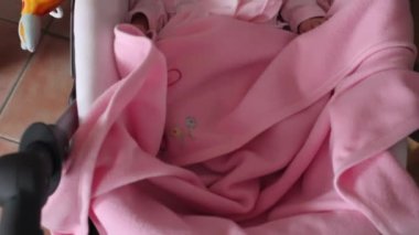 kız bebek arabası içinde uyuyan sevimli bebek 