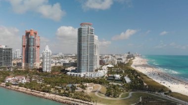 Güney Pointe iskelesinden Miami siluetinin panoramik havadan görünümü.