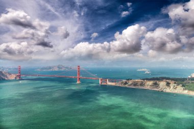 San Francisco Golden Gate Köprüsü ve şehir tepesinin helikopter havadan görünümü.