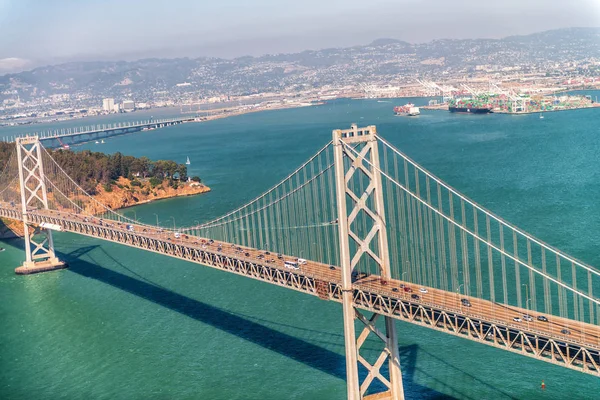 サンフランシスコ湾橋のヘリコプターから空撮 — ストック写真