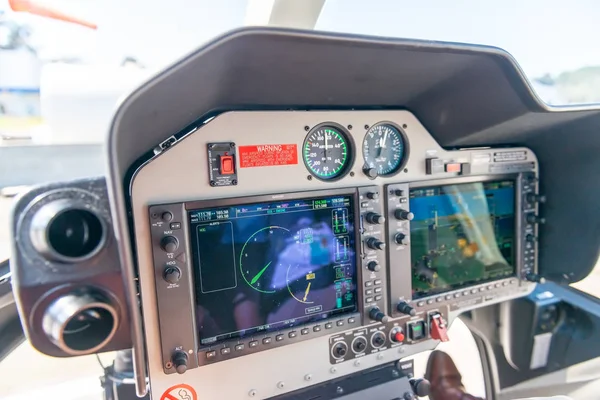 Helikopter kokpit ve teknoloji. Helikopter kontrol paneli ile görüntüler, kadran, düğmeleri ve anahtarları.