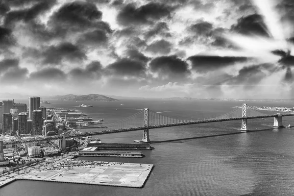 サンフランシスコ湾橋のヘリコプターから空撮 — ストック写真