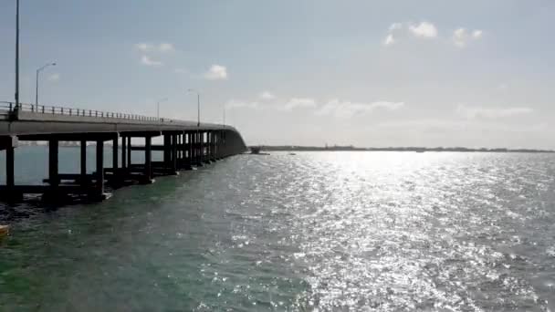 Flygfoto Rickenbacker Causeway Vacker Solig Dag — Stockvideo