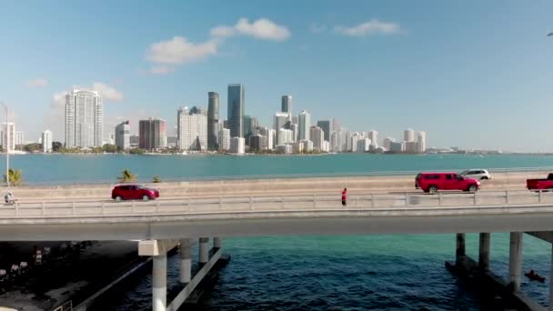 Пташиного Польоту Rickenbacker Causeway Прекрасний Сонячний День — стокове відео