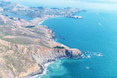 San Francisco şehir tepesinin helikopter havadan görünümü.