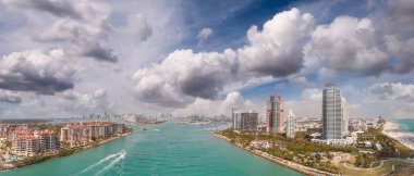 Miami Beach ve Güney Pointe, alacakaranlıkta hava panoramik şehir manzarası