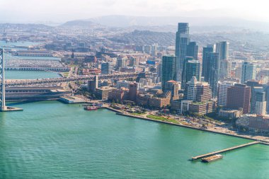 San Francisco Körfez Köprüsü ve şehir manzarası helikopter havadan görünümü.