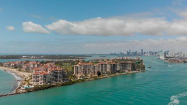 Miami Beach ve gün batımında, Florida kıyı şeridi muhteşem havadan görünümü.