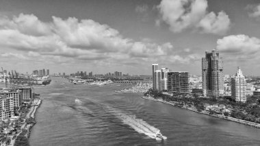 Miami Beach ve gün batımında, Florida kıyı şeridi muhteşem havadan görünümü.