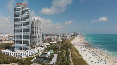 Miami ufuk çizgisinin havadan panoramik görüntüsü ve South Pointe Park, Florida kıyı şeridi.