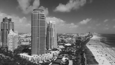 Miami ufuk çizgisinin havadan panoramik görüntüsü ve South Pointe Park, Florida kıyı şeridi.